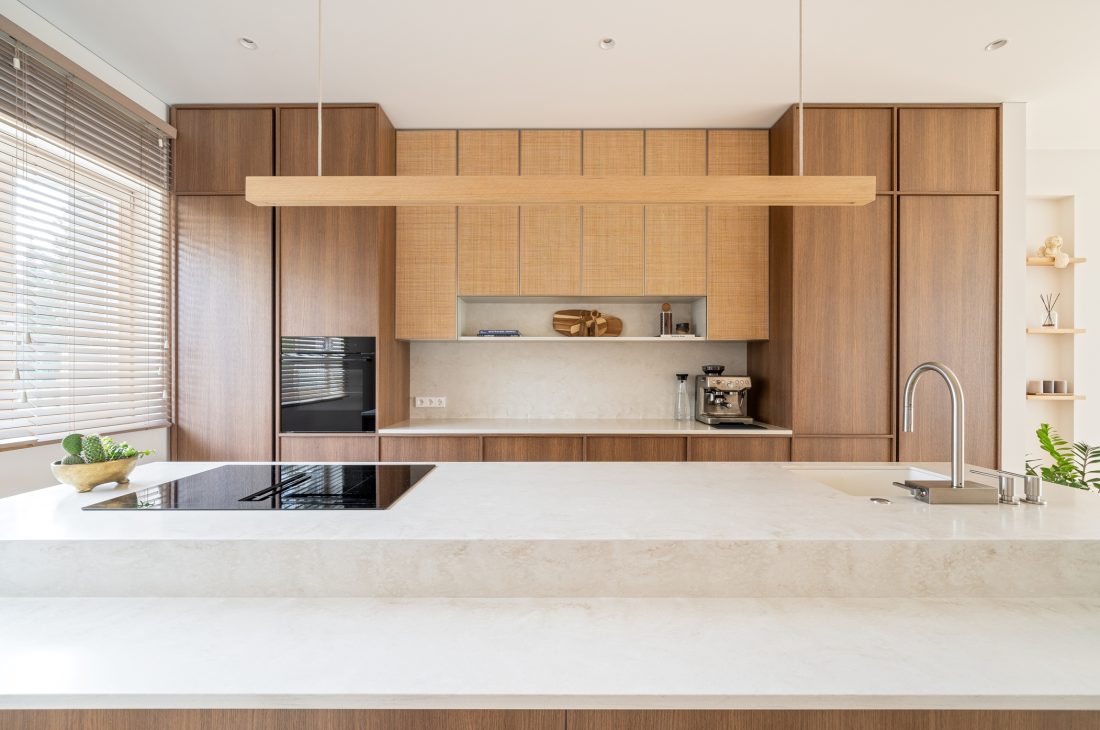 Minimalistinio stiliaus virtuvės baldų projektavimas ir gamyba su sala Vilniuje, projektas Visoriuose. Unga Home nestandartiniai sprendimai namams.