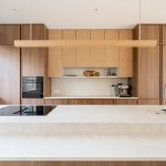 Minimalistinio stiliaus virtuvės baldų projektavimas ir gamyba su sala Vilniuje, projektas Visoriuose. Unga Home nestandartiniai sprendimai namams.