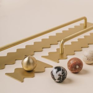 Baldinės žalvarinės rankenėlės HALOHOLD BRASS WAVES